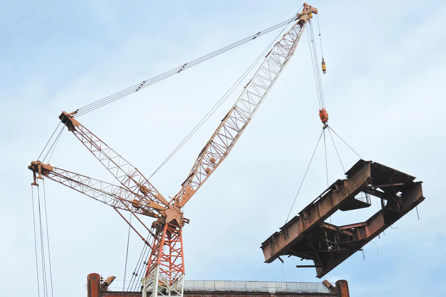 クレーンを用いた解体作業