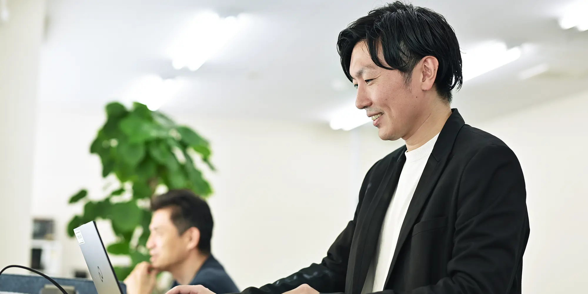 パソコンに向かい仕事する男性