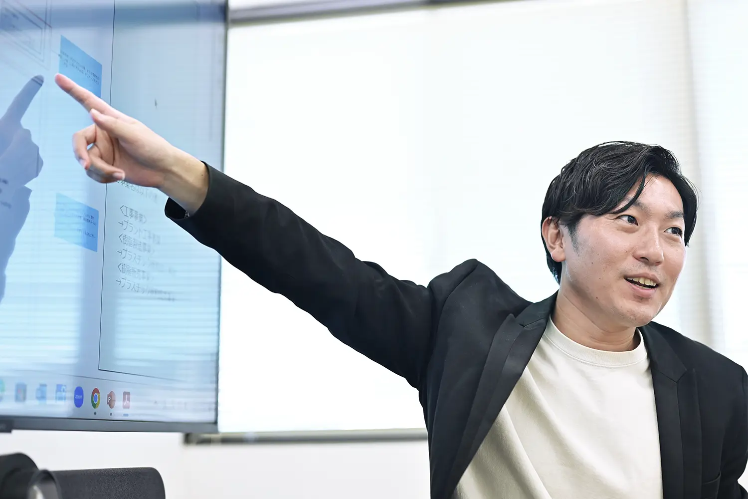 画面を指差す男性