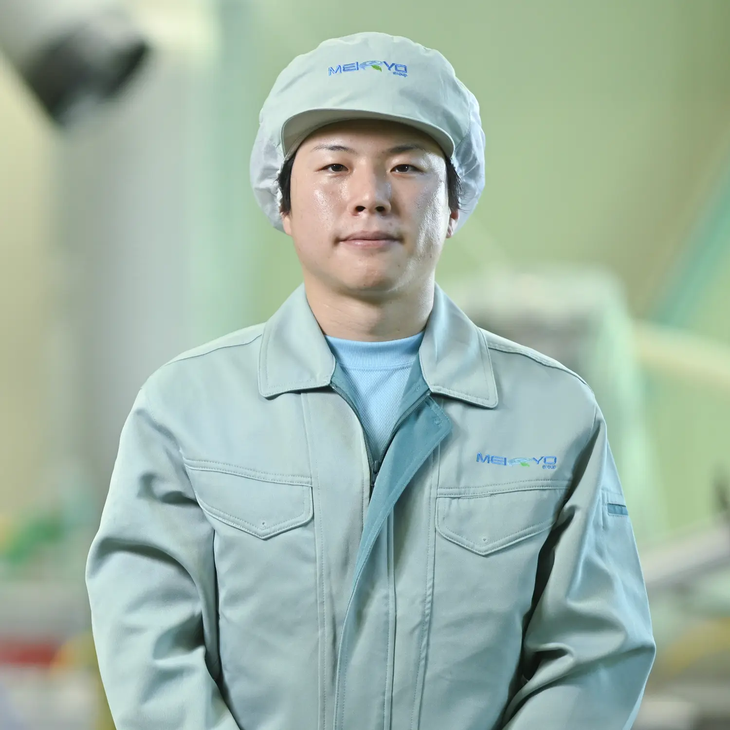 手を後ろに組んで立つ男性