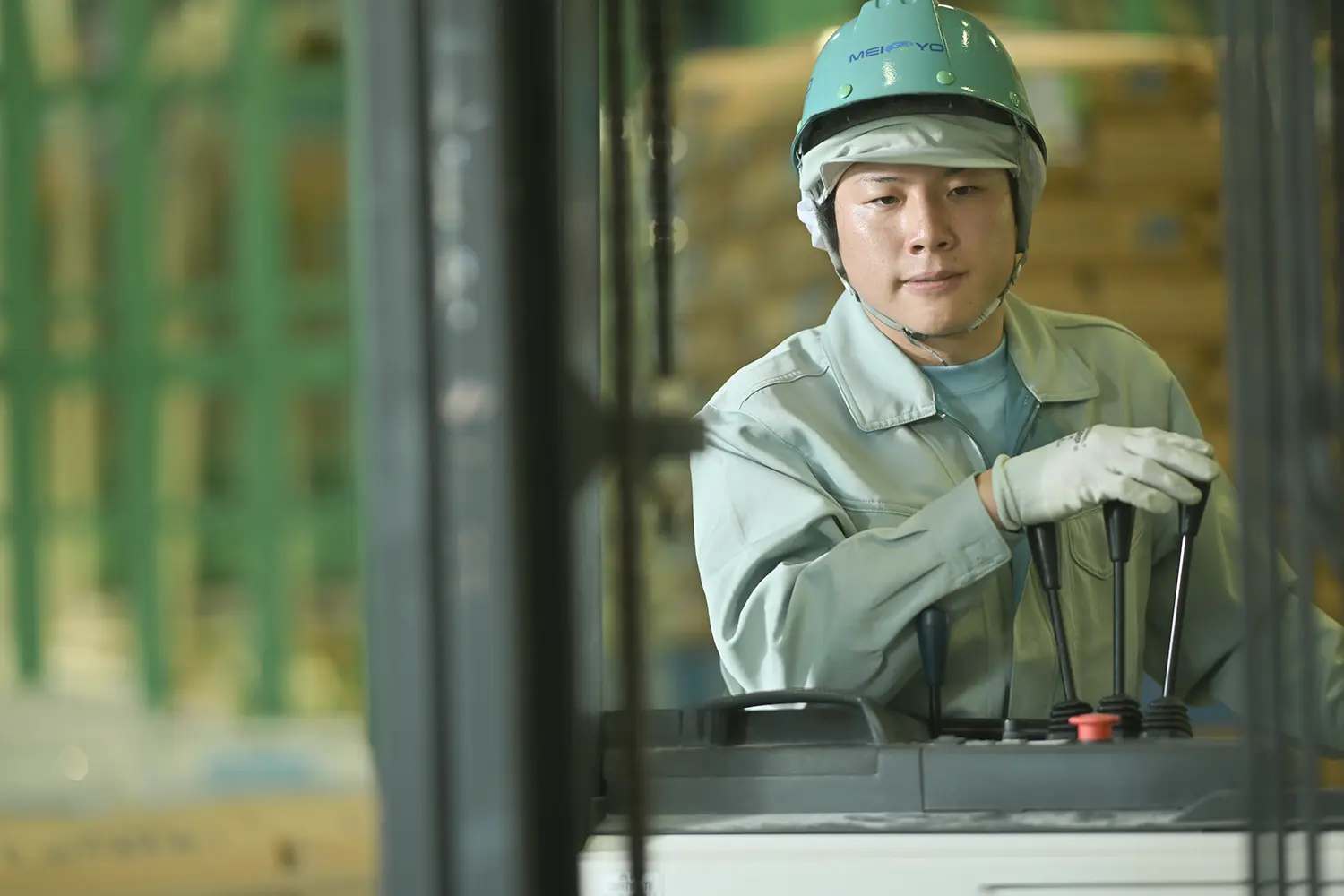 作業服で機械を操縦する男性