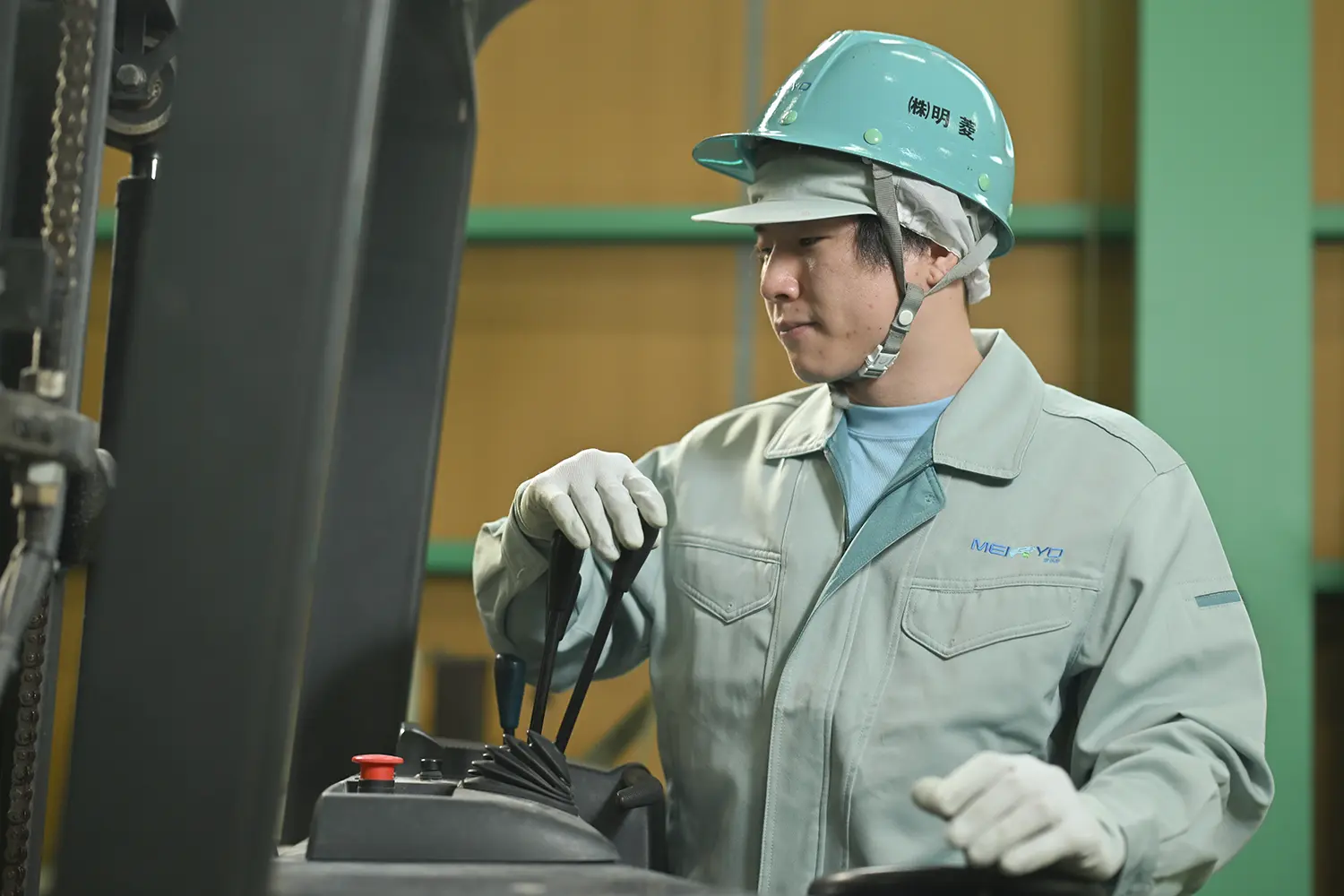 作業服で機械を操縦する男性