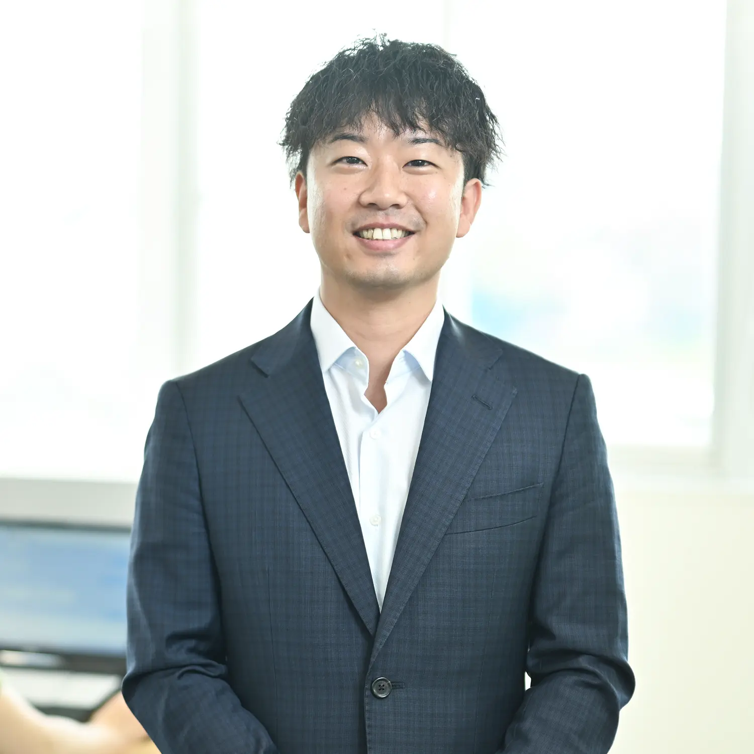 笑顔のスーツの男性