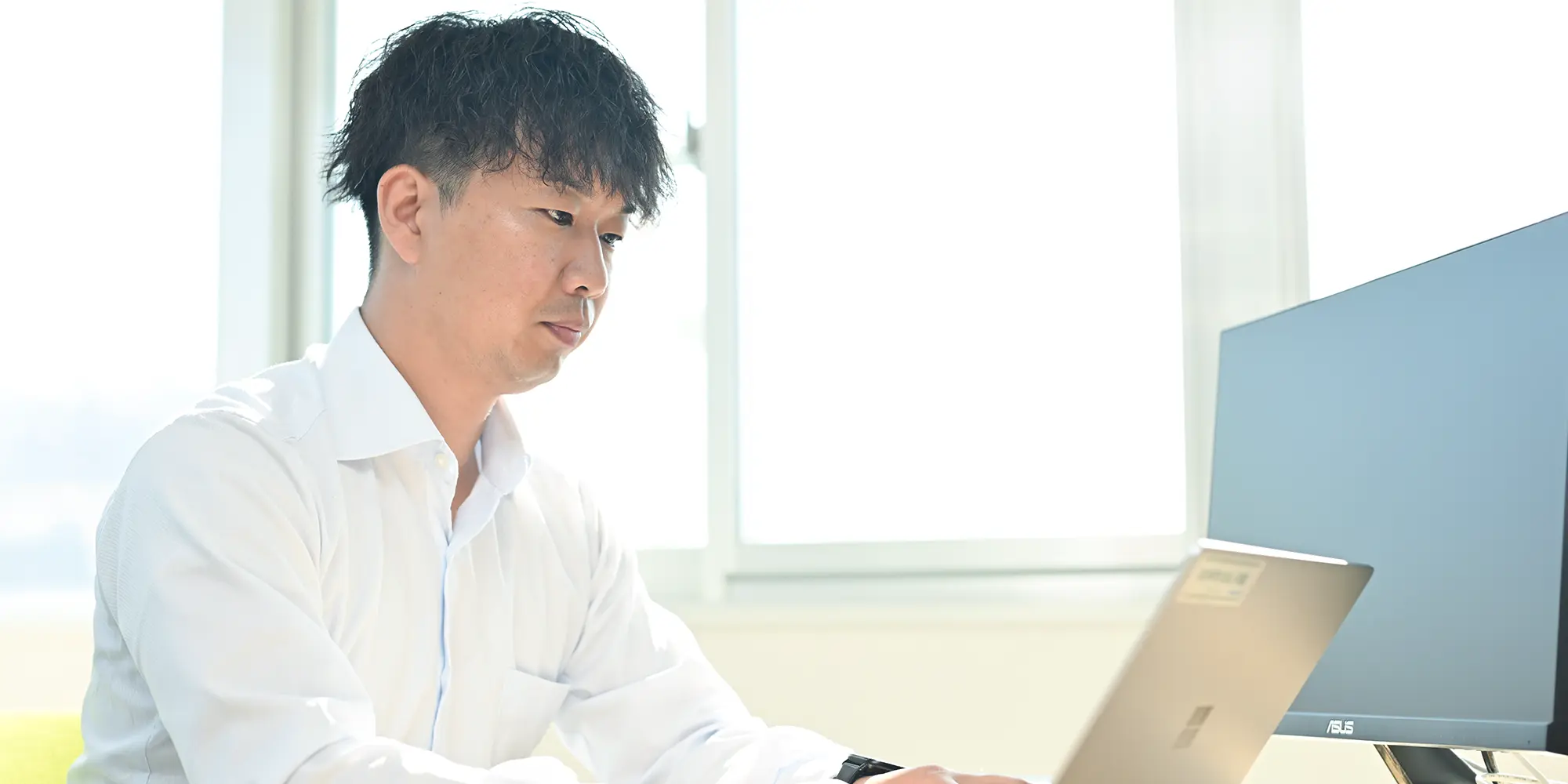 パソコンで作業する男性