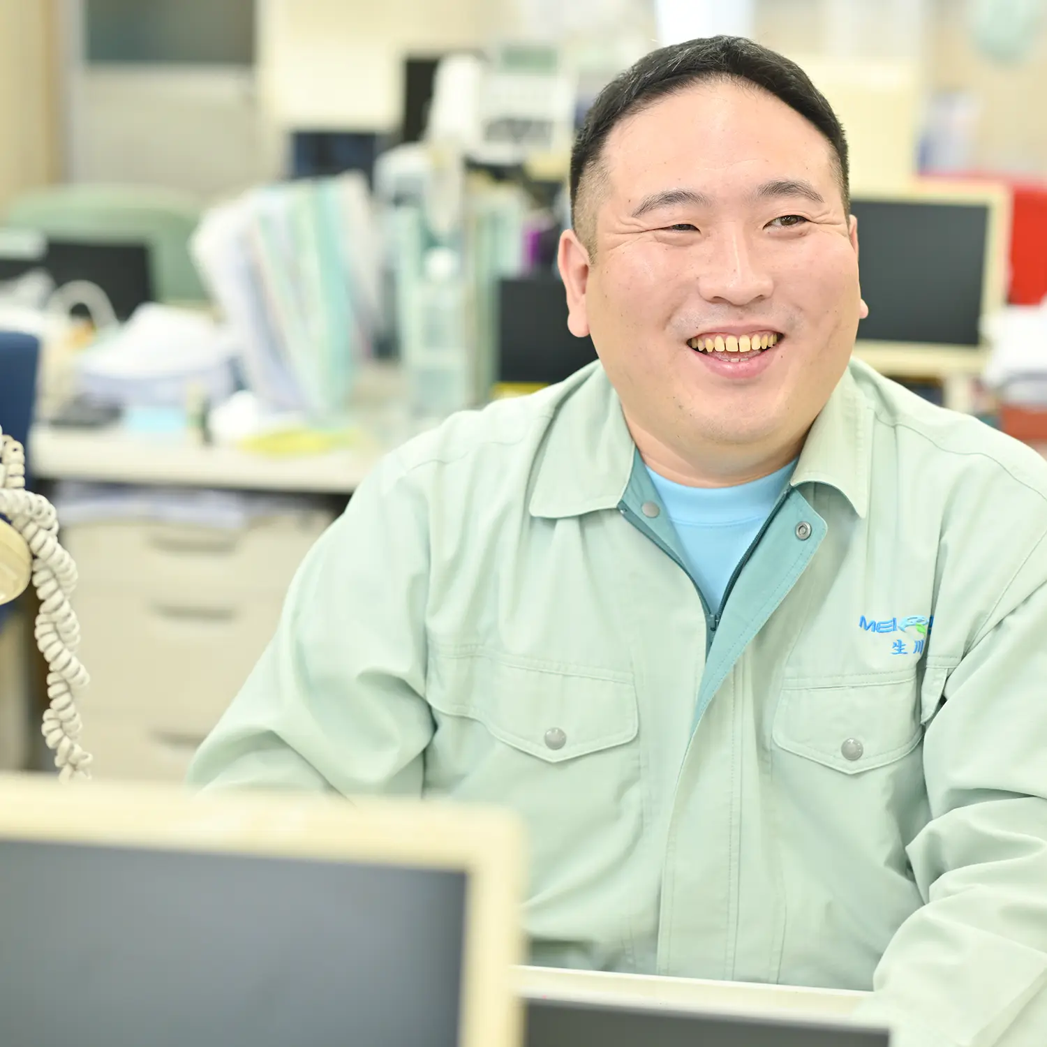 作業着を着た笑顔の男性