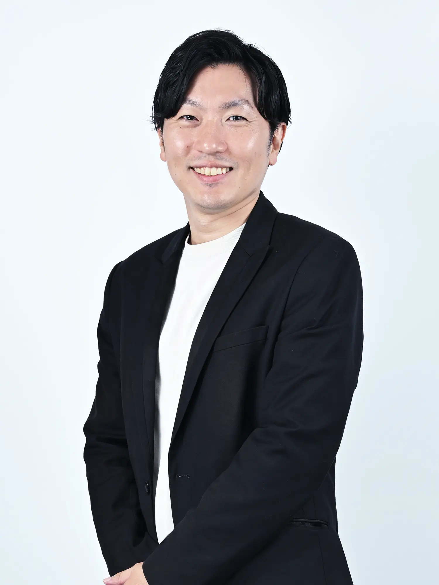 手を組んで立つ男性