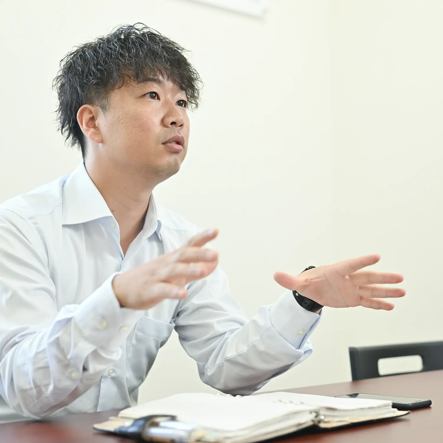 笑いかける男性