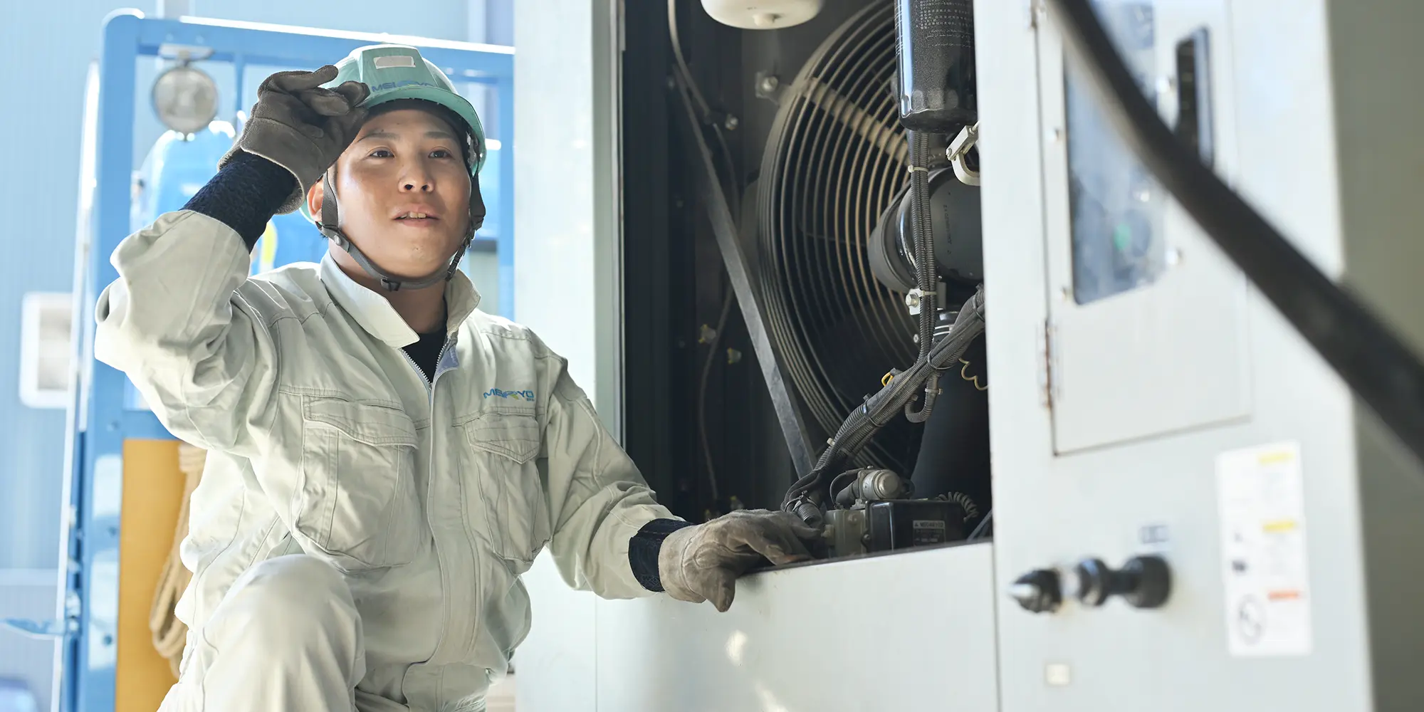 作業をする作業着の男性