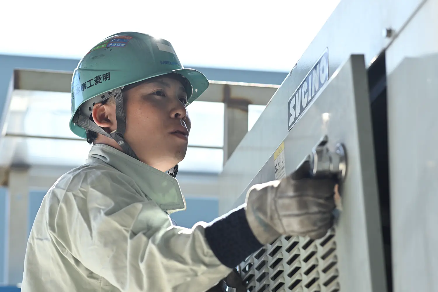 作業する作業着の男性