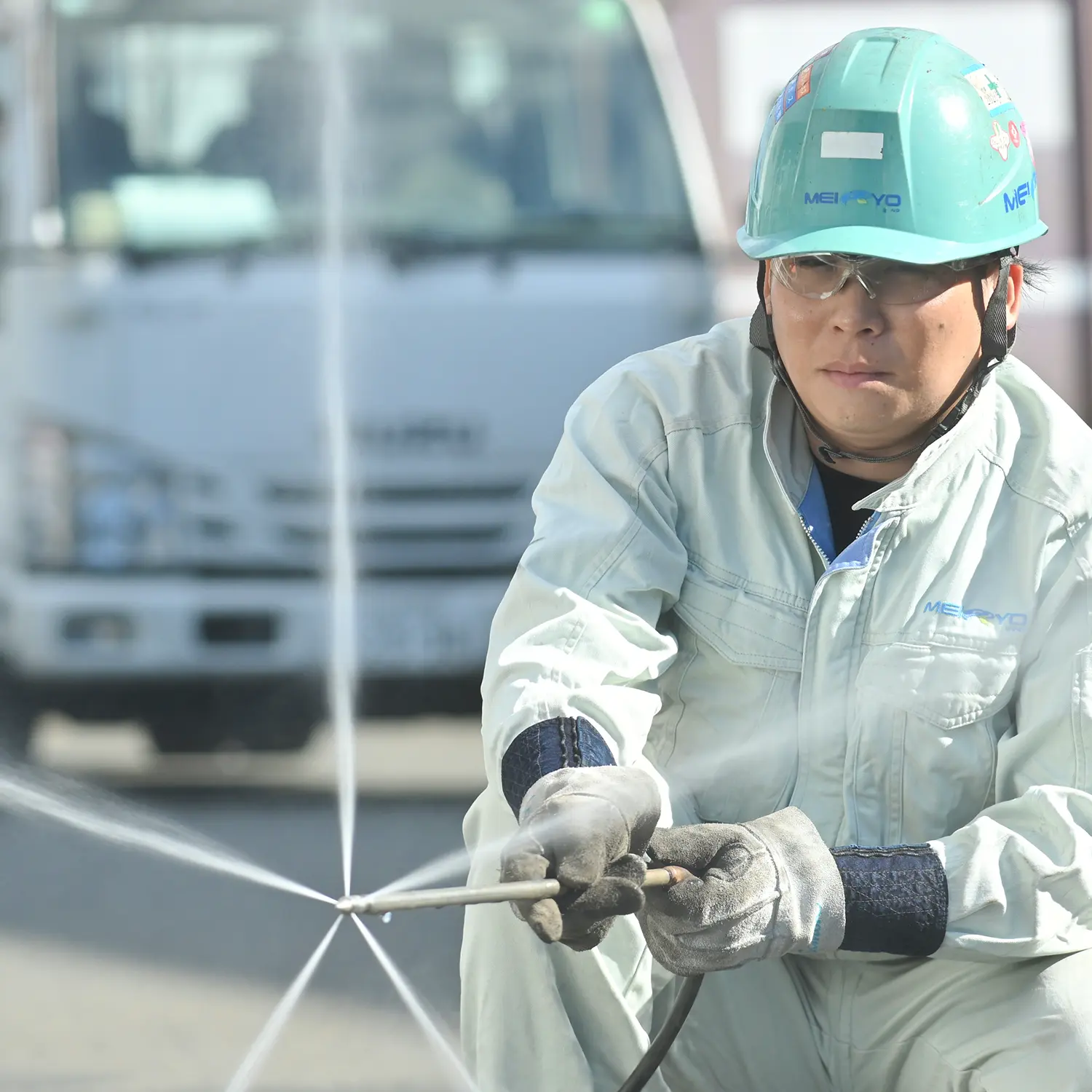 作業をするの作業着の男性